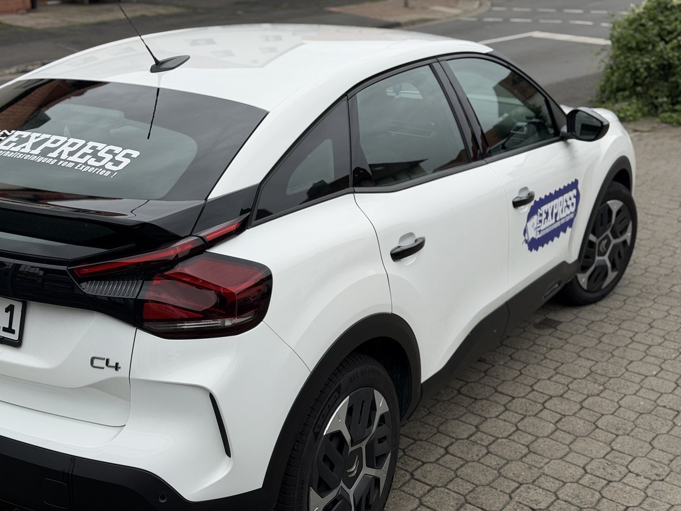 Putzexpress-Firmenwagen mit Logo in Göttingen